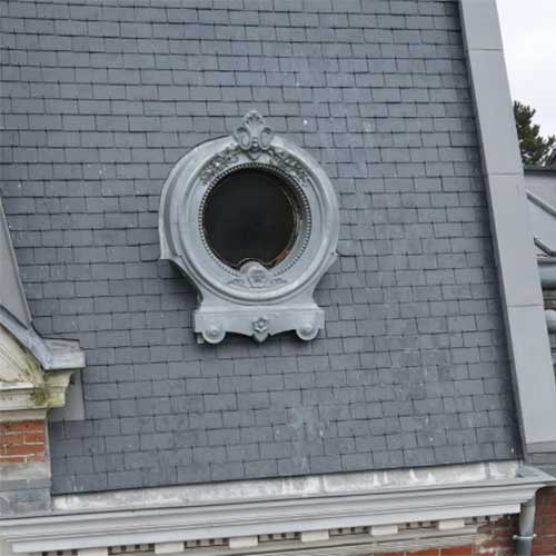rénovation d'une lucarne dans un toit en ardoise